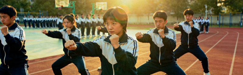 学生在体育课上练习武术 - 专注认真，展现自律与自我控制