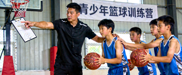 青少年篮球训练营 - 教练指导青少年进行篮球训练