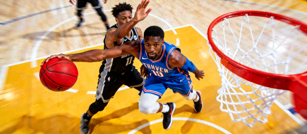NBA篮球比赛激烈对抗 - 球员突破上篮