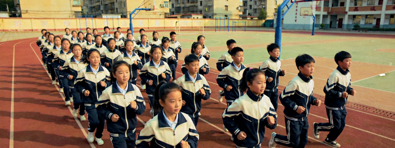 校园体育活动 - 中小学生在操场进行集体跑步锻炼