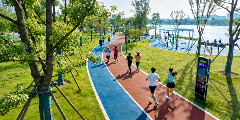 新建的体育公园内，市民在智能步道上跑步，环境优美