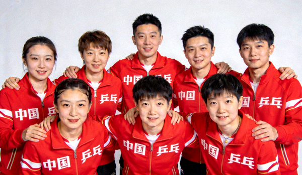 中国乒乓球队新生代选手们集体合影，身穿统一队服，展现团队凝聚力