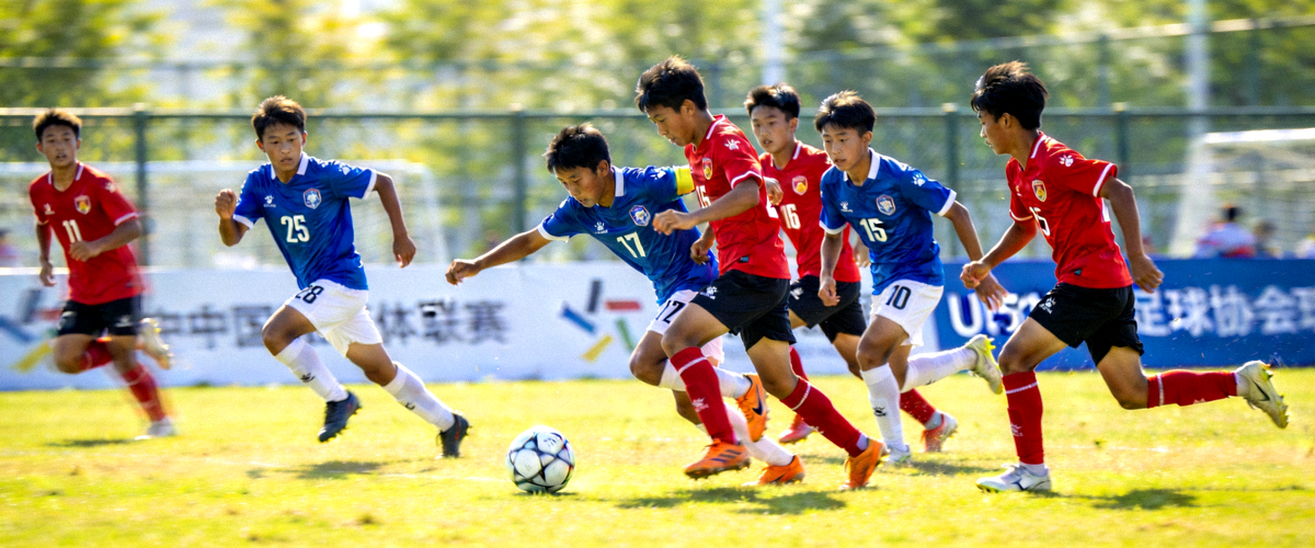 U15小组赛激烈拼抢 - 双方球员在中场争夺球权