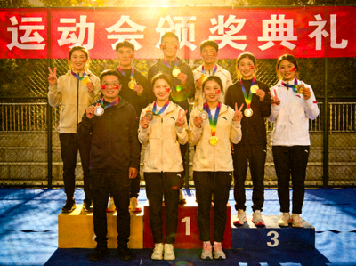 运动会颁奖典礼，获奖选手手持奖牌合影