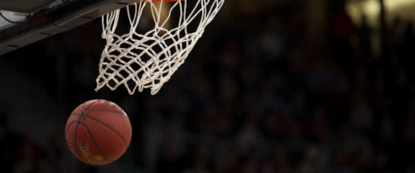 NBA篮球比赛激烈对抗 - 球员突破上篮