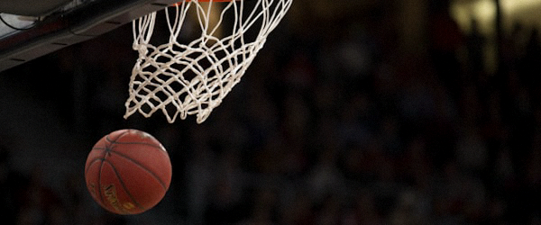NBA篮球比赛激烈对抗 - 球员突破上篮，防守球员封盖