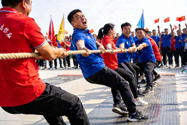 全民健身运动会拔河比赛 - 队员们齐心协力向后拉绳