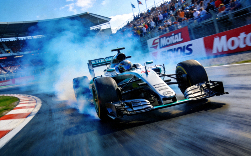 F1世界一级方程式锦标赛赛车在赛道上高速通过弯道的画面
