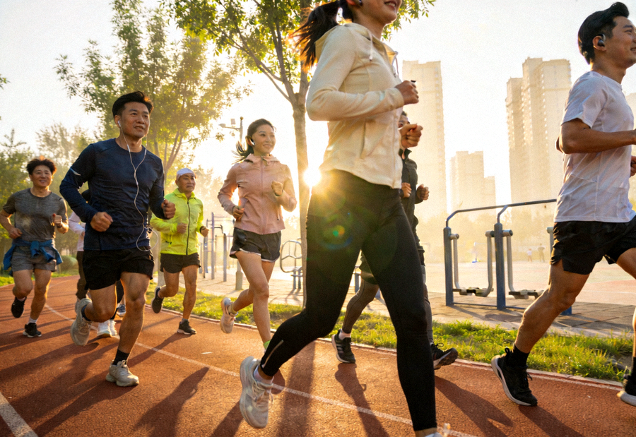 城市清晨公园里跑步的人群 - 全民健身热潮中的晨跑队伍