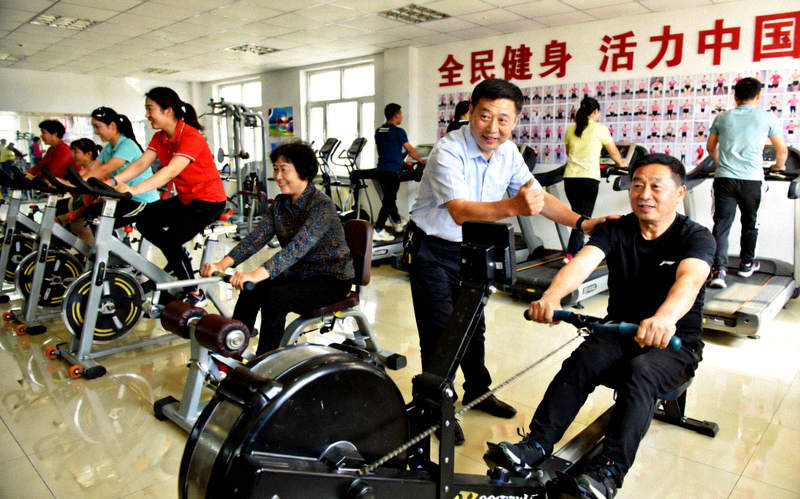市民在健身房进行器械锻炼 - 全民健身活动持续升温现场画面