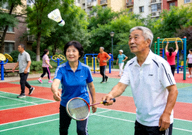 社区多功能运动场上的羽毛球比赛 - 居民在社区场地进行体育锻炼
