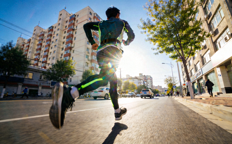 跑者在城市道路上进行长跑训练的身影