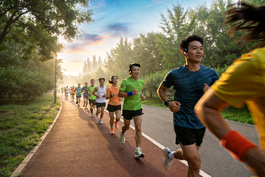 户外跑步爱好者晨跑场景 - 全民健身线上活动参与者沿公园步道跑步