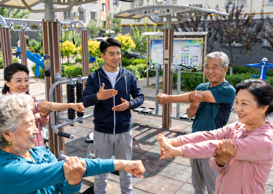 专业教练在社区指导居民进行科学健身训练