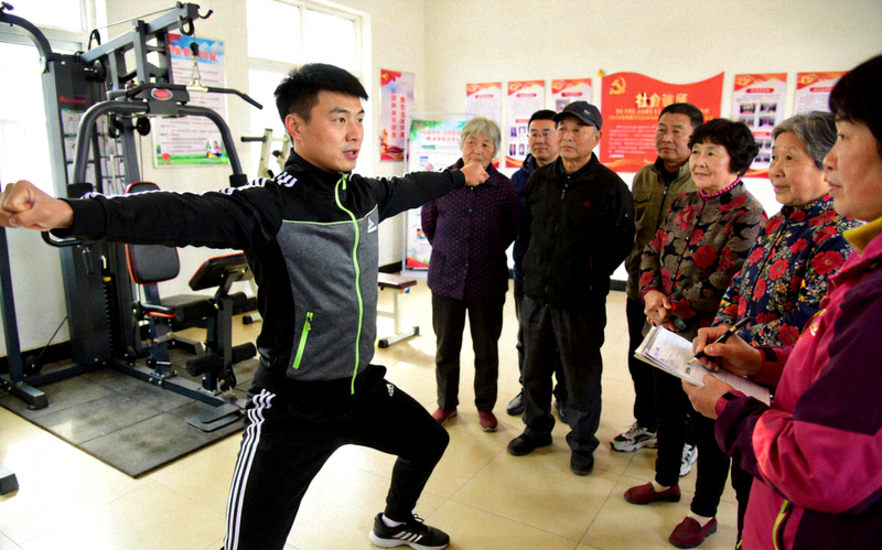 专业健身教练在社区活动中心为居民示范科学健身动作
