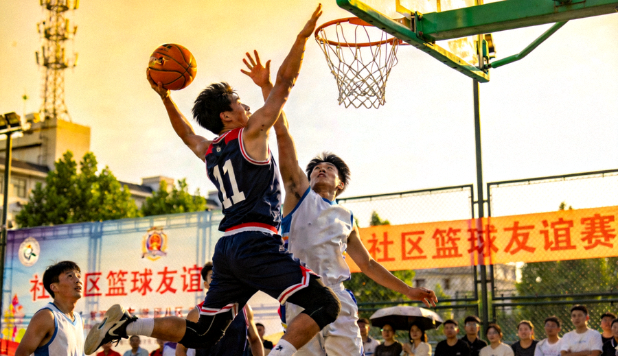 社区篮球友谊赛中球员持球突破上篮的精彩瞬间